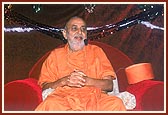 Swamishri blesses the assembly