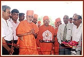 Swamishri vedically inaugurates the administration block