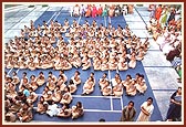 4th to 7th grade students have darshan of Swamishri from afar