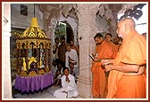 Swamishri rocks Thakorji in an exquisite hindolo
