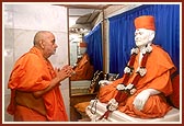 Swamishri engaged in darshan and prayers before the murti of Guru Shastriji Maharaj on his birth place