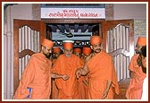 Swamishri exits after darshan at the birth place