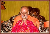 Swamishri is honored with an 81 ft. long garland of roses in Valasan
