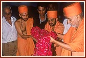 Swamishri had brought the 81 ft. long garland from Valasan to honor Prabhudasbhai