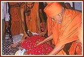 ... places the garland on Prabhudasbhai