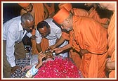 Swamishri talks to Prabhudasbhai saying that Maharaj, Shastriji Maharaj and Yogiji Maharaj will take him to Akshardham