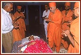 Swamishri offers dhun for his redemption in the presence of his two sons