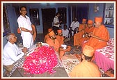 Swamishri praises the services and devotion of Prabhudasbhai