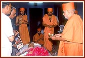 Finally Swamishri performs arti
