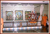 Swamishri performs pradakshina of the deities