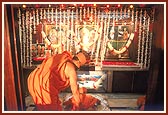 Swamishri performs dandvat to the murtis of Thakorji that were brought from the Swaminarayan Mandir, Gulu, Uganda after the exodus in 1973