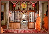 Swamishri performs pradakshina