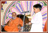Swamishri answers extemporaneously to questions posed by a balak