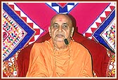 Swamishri blesses the assembly