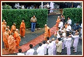 Swamishri was traditionally welcomed with pipes while on his way to his puja