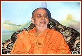 Swamishri blesses the Janmashtami festival assembly