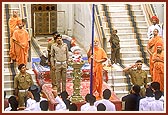 Swamishri hoists the Indian National Flag, 15 August