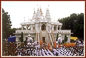 The National Song 'Jana Gana Mana ...' being sung by Swamishri and devotees