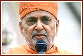 Swamishri delivers the Independance Day blessings
