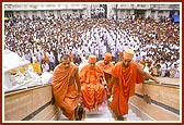 Swamishri being taken up the mandir steps for Thakorji's darshan 
