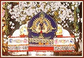 Thakorji adorned in a beautiful hindolo
