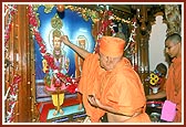 Swamishri performs pujan of the murtis