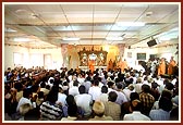 ... performs arti of Thakorji