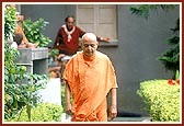 Swamishri's evening walk on the grounds of Akshar Purushottam Chhatralay