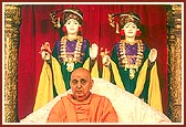 Swamishri during an evening assembly