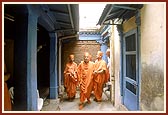 Swamishri sanctifies and observes the newly acquired homes adjacent to the Smruti Mandir 