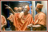 Swamishri sanctifies and observes the newly acquired homes adjacent to the Smruti Mandir 