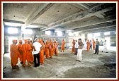Swamishri visits the under construction Smruti Mandir 