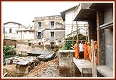 Swamishri visits the under construction Smruti Mandir 