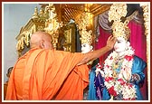 Swamishri performs pujan of Thakorji