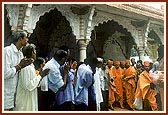 Swamishri at the Santram Mandir, Nadiad