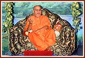 Swamishri blesses the assembly