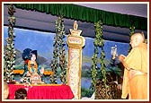 ... performs arti of Thakorji during the assembly