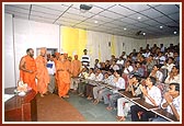 Swamishri sanctifies the auditorium for computer classes for girls