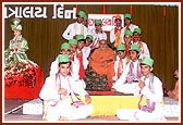 Akshar Purushottam Chhatralay students with Swamishri on annual day program&nbsp;&nbsp;