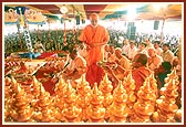 Swamishri ritually performs pujan of the kalashas&nbsp;