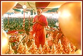 Swamishri ritually performs pujan of the kalashas&nbsp;