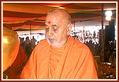 Swamishri ritually performs pujan of the kalashas&nbsp;