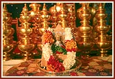 Shri Harikrishna Maharaj with the kalashas in the backdrop