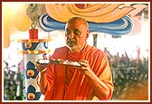 Swamishri performs arti of the kalashas