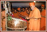 Swamishri sanctifies the new drum for the mandir