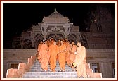 Swamishri descends the mandir steps