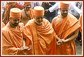 Swamishri departs from Bharuch 