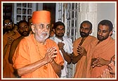 Swamishri happily absorbed in darshan of Thakorji in main mandir