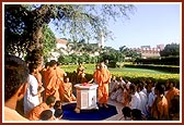 Swamishri performs pradakshina of shrine at Yagnapurush Smruti grounds