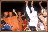 Swamishri arrives at Yagnapurush Smruti mandir amidst a jubilant and devotional welcome&nbsp;&nbsp;